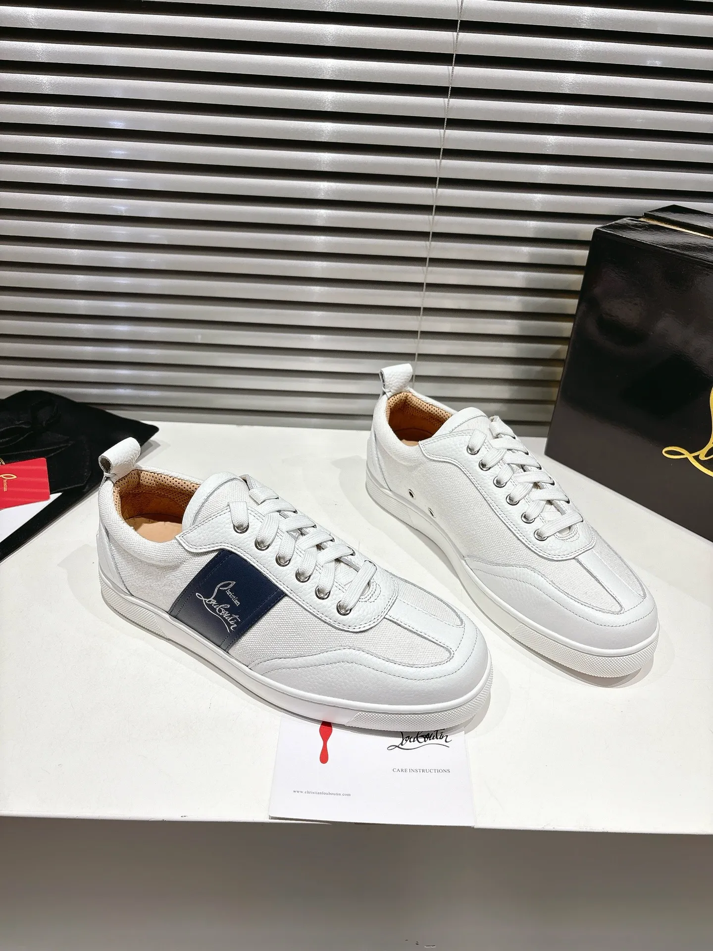 👟👟Ex-factory price 700👟👟 ╔Low top logo sports shoes╗ ·Top version customization·2025𝐬𝐬 𝑪𝒉𝒓𝒊𝒔𝒕𝒊𝒂𝒏 𝑳𝒐𝒖𝒃𝒐𝒖𝒕𝒊𝒏 Retero flat sneakers are smooth and crafted in white grained calfskin and canvas. It is decorated with a stylish side strap with the iconic Maison Christian Louboutin logo, contrasting with Cuoio brown leather for an effortlessly stylish look. This modern sneaker combines a retro '70s look with modern sophistication, featuring a flexible construction. ▪️No matter the last type, fabric, rhinestones, nails, lining, outsole, it is as close as possible to ZP... ▪️The original sole is specially provided by the original factory ▪️The lining is imported water-dyed cowhide ▪️Private customization time is about 3-7 days —————— Size: Women's 35M-41M Men's 38M-47M